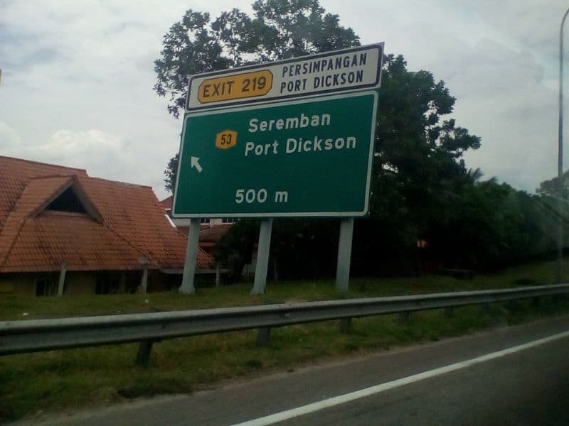 波德申（Port Dickson）高速出口路牌，远处可见海岸线。