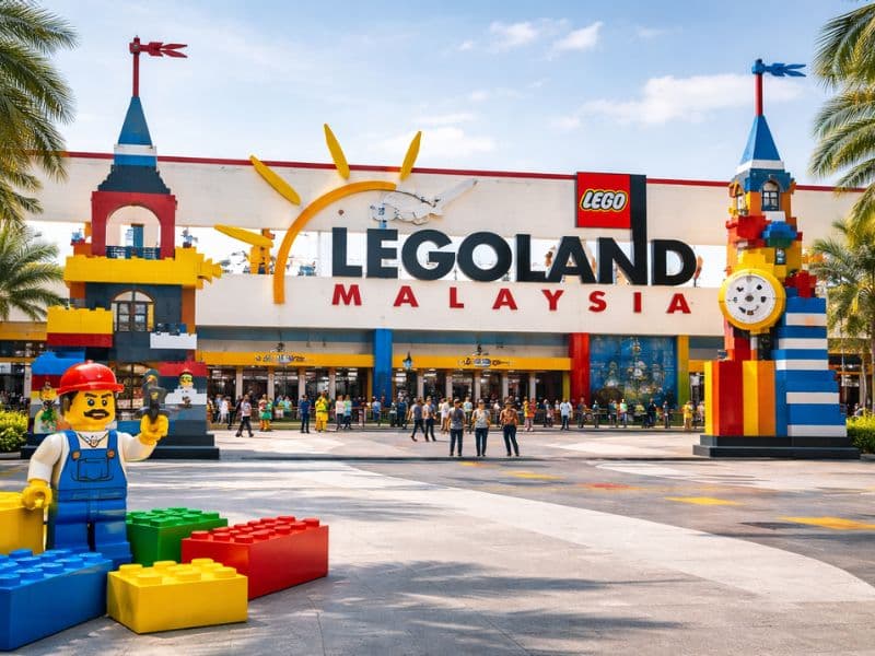 新山乐高乐园(Legoland Malaysia)入口,色彩缤纷的乐高雕塑。