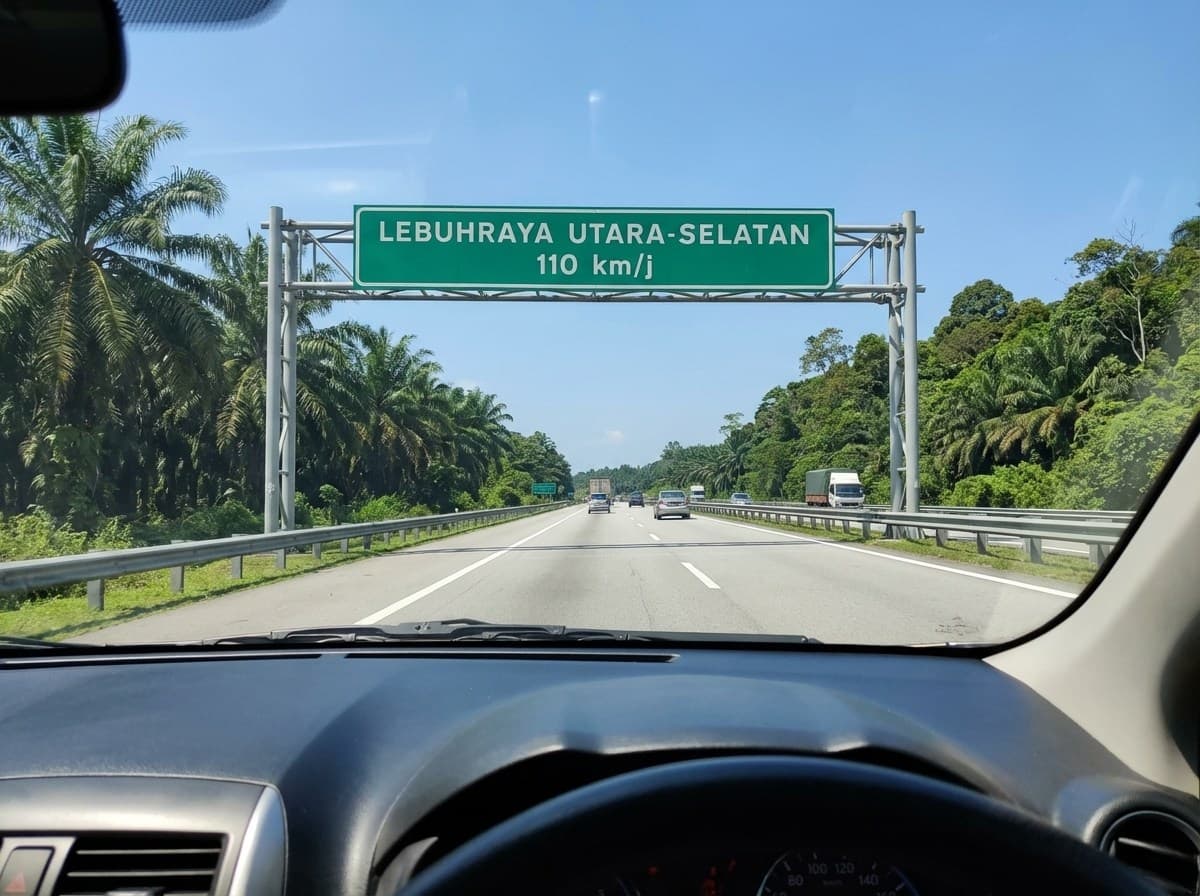 الطريق السريع الماليزي شمال-جنوب مع لافتات حد السرعة الخضراء تُظهر 110 كم/س